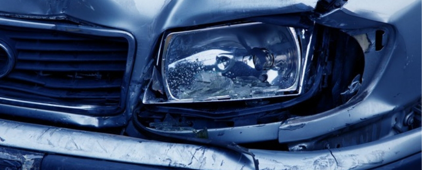 Auto-istripu batean faro bat hautsi da